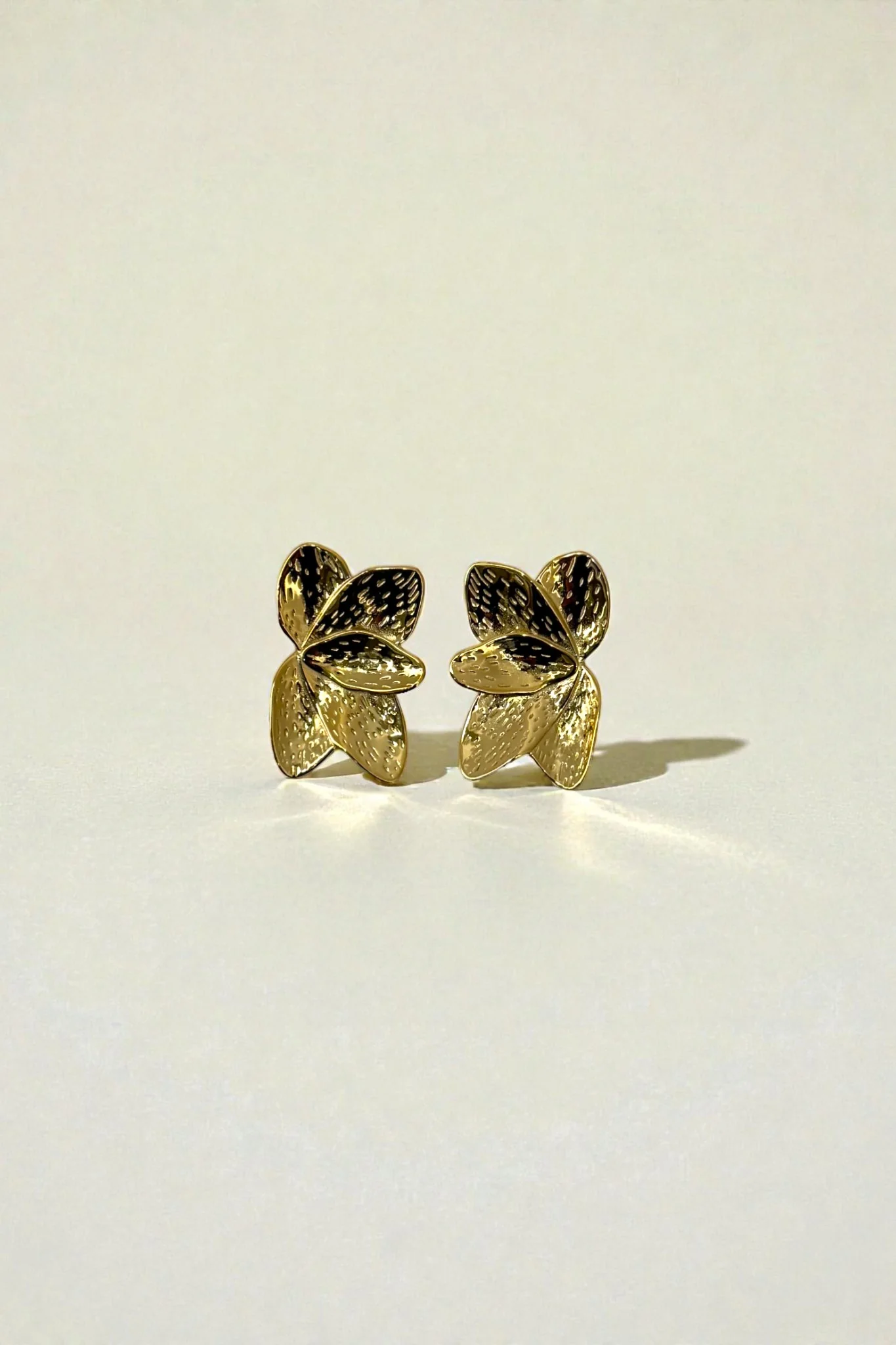 Boucle d’oreille fleur or